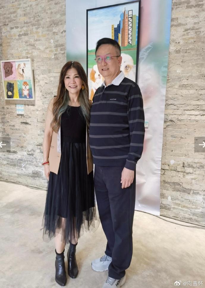 雷安娜邀請著名音樂人向雪懷出席開幕禮。