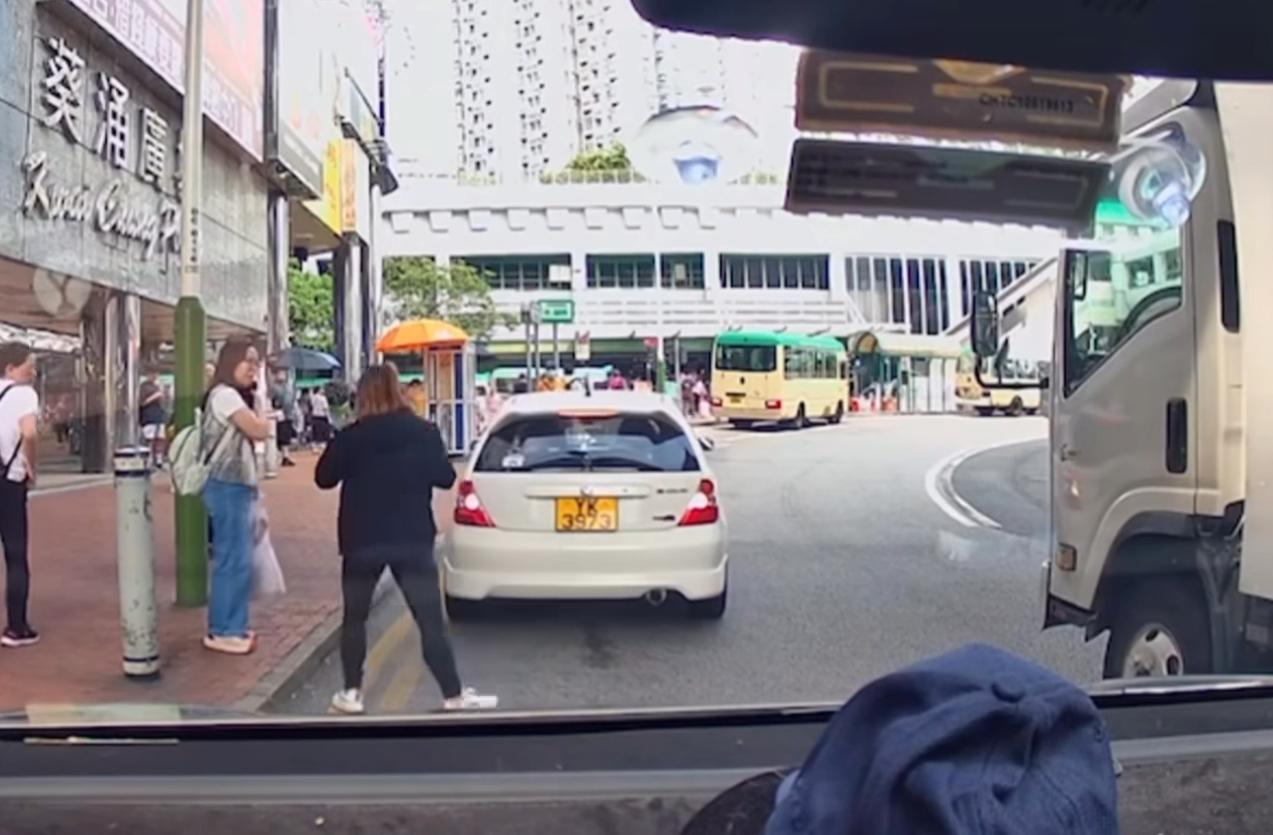 葵涌發生私家車撞倒途人不顧而去事件。(fb「車cam L(香港群組)」截圖)