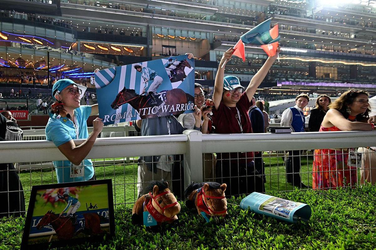 有香港市民專程飛往杜拜為「浪漫勇士」打氣。(馬會提供)