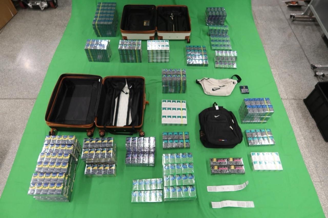 機場3男女帶逾12萬支私煙及另類煙入境,各囚4個月及罰款。(政府新聞處)