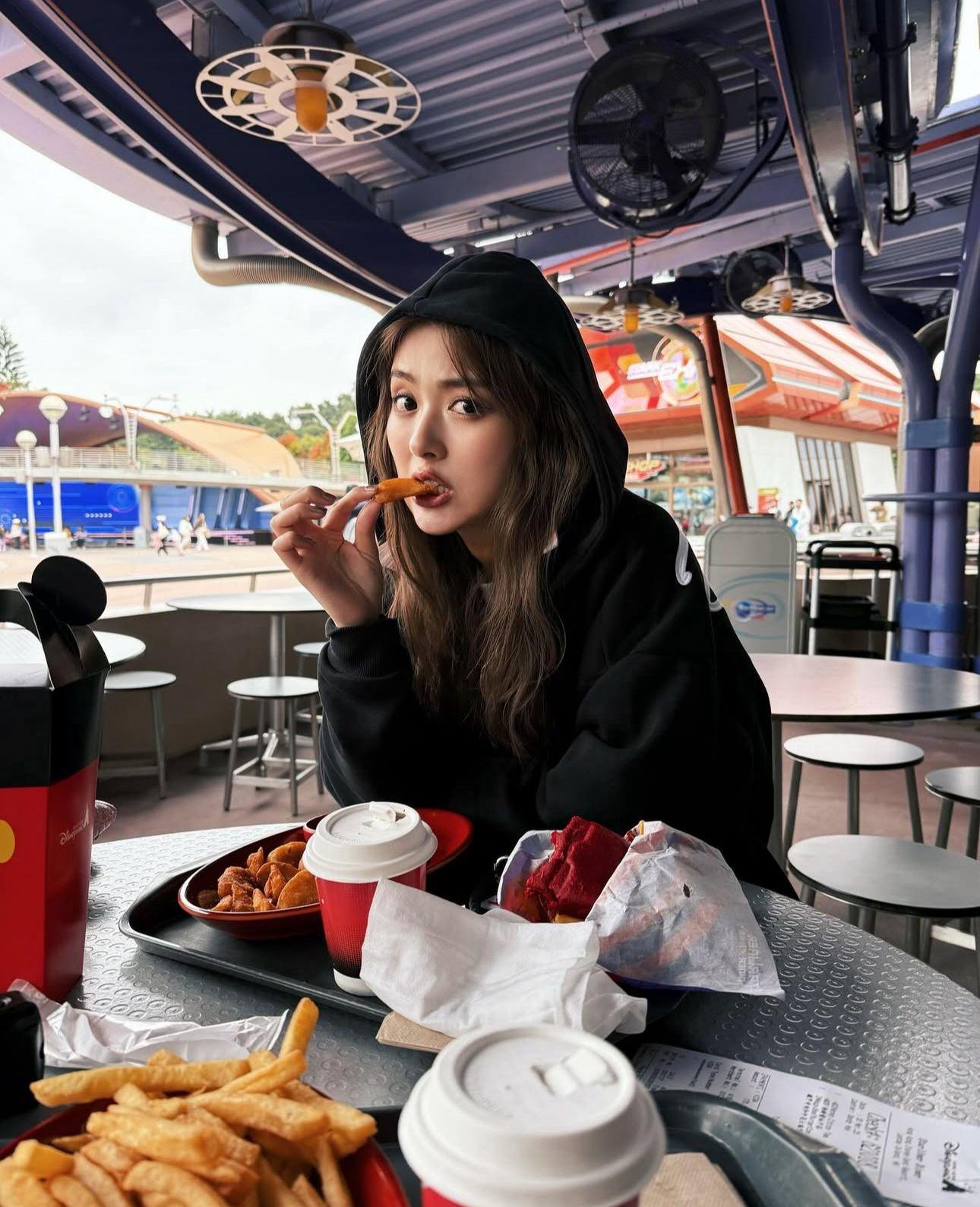 內田理央分享到香港迪士尼的多張靚相。