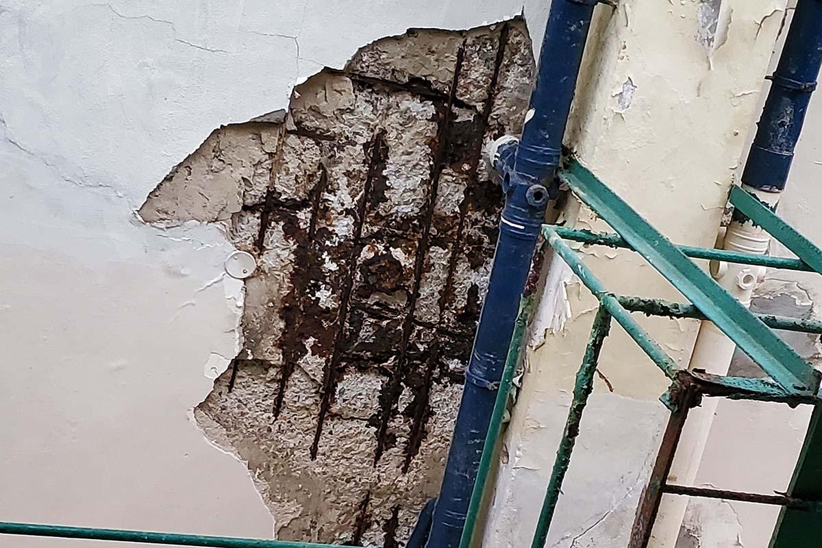 前旺角街市天花有石屎剝落、鋼筋外露。(韋志成網誌圖片)