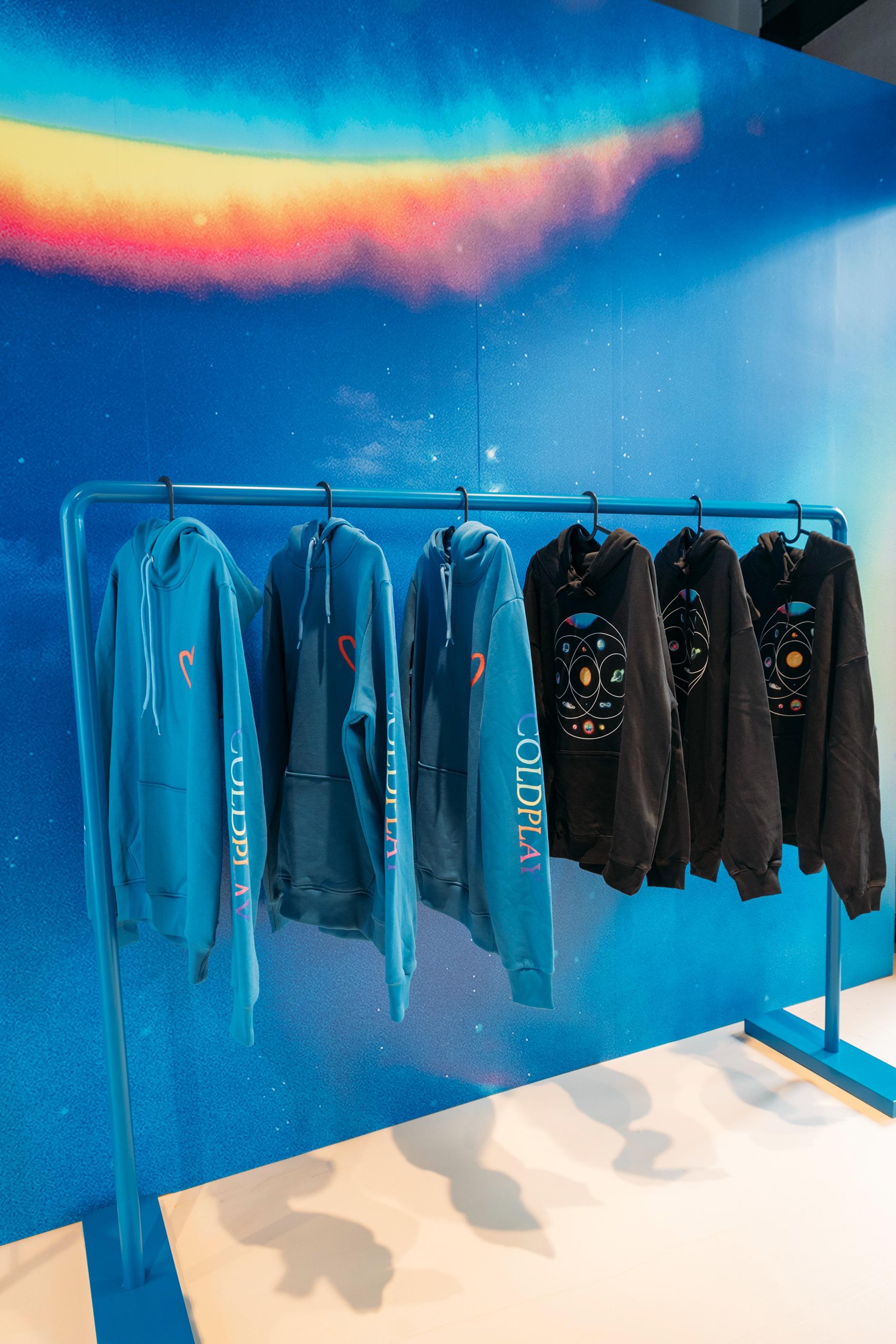 Coldplay Moon Music Pop-up at AIRSIDE帶來一系列巡演周邊商品。