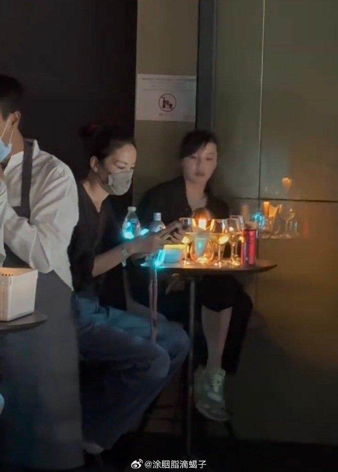 王菲低調現身支持霆鋒的演唱會。