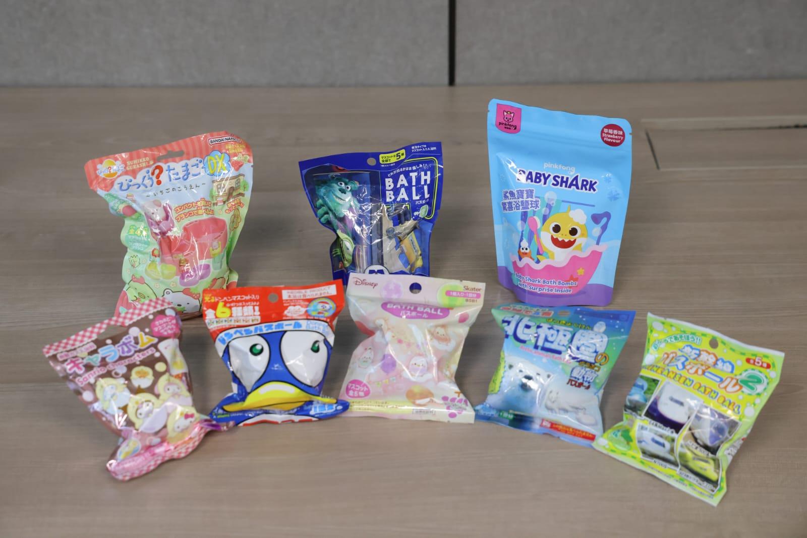 8款附有禮品的沐浴球樣本。(吳康琦 攝)