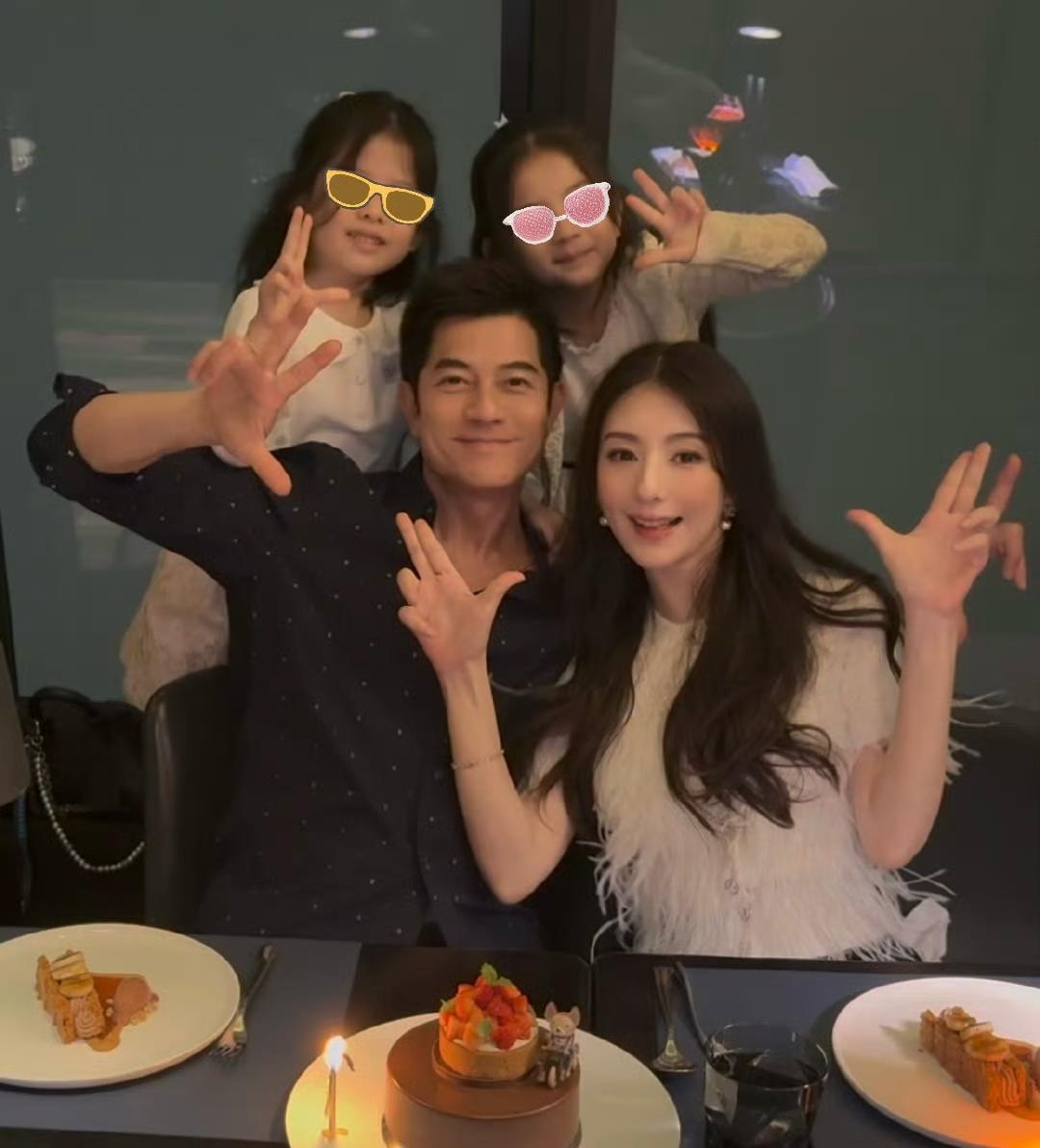 郭富城一家四口慶祝結婚八周年。