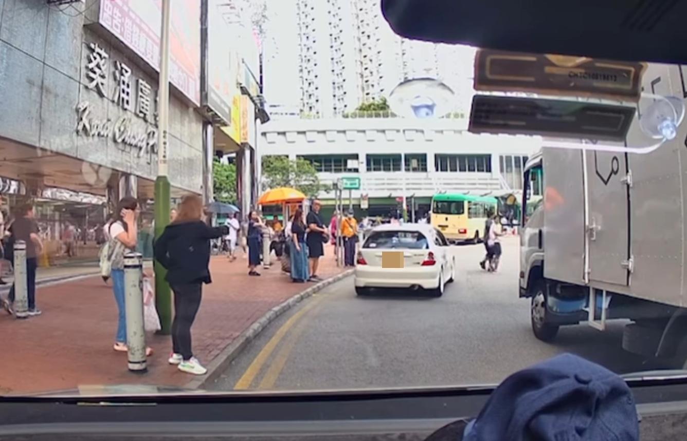 葵涌發生私家車撞倒途人不顧而去事件。(fb「車cam L(香港群組)」截圖)