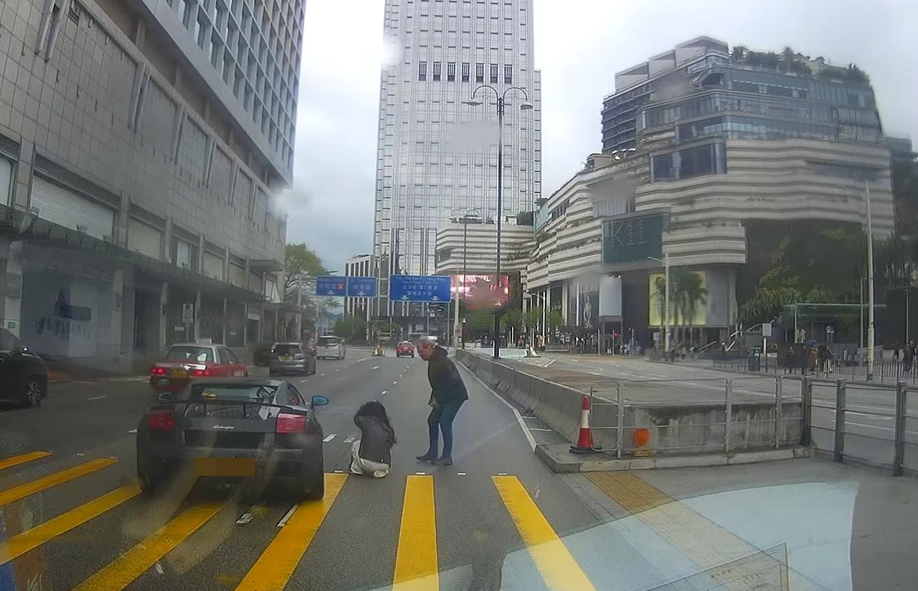 尖沙咀發生交通意外。(fb「車cam L(香港群組)」截圖)
