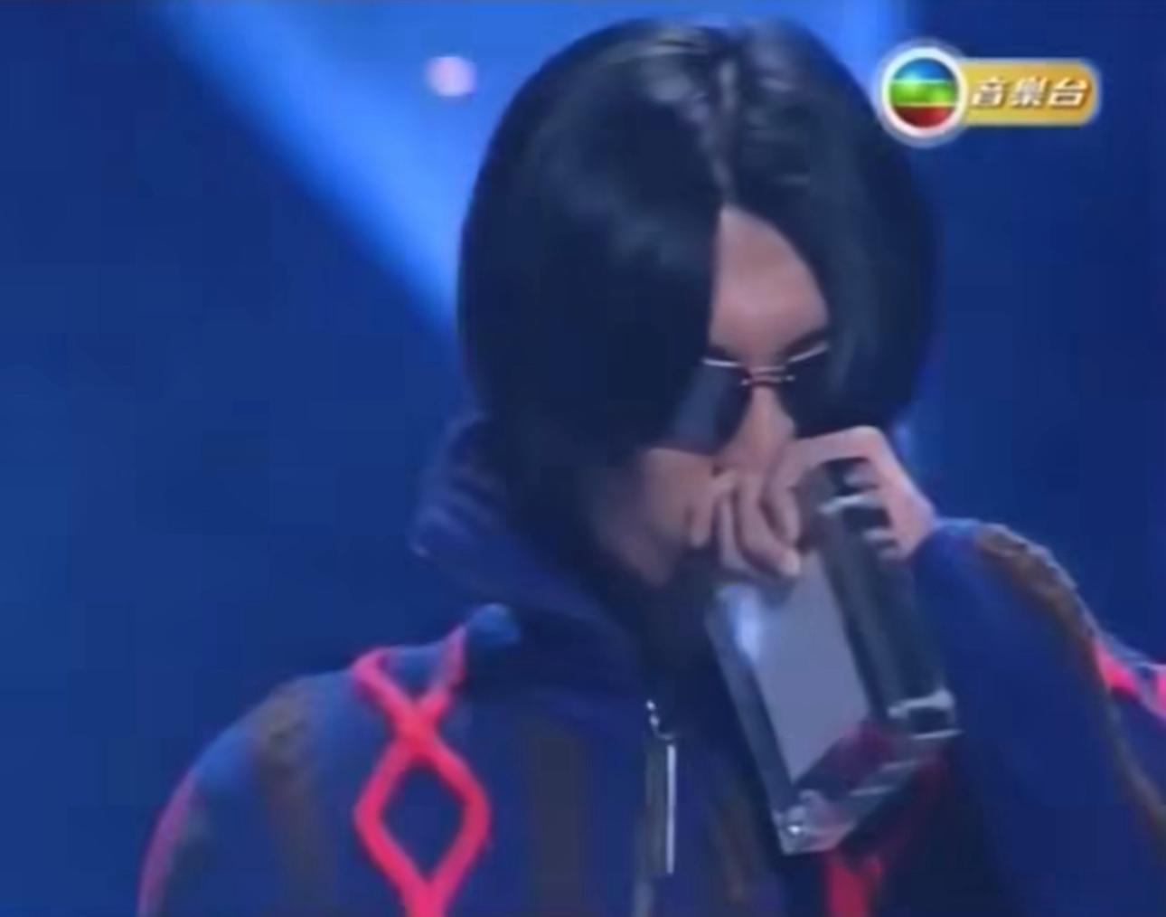 2002年正值霆鋒跟王菲分手,有指他當時因傷心過度而無法唱下去。