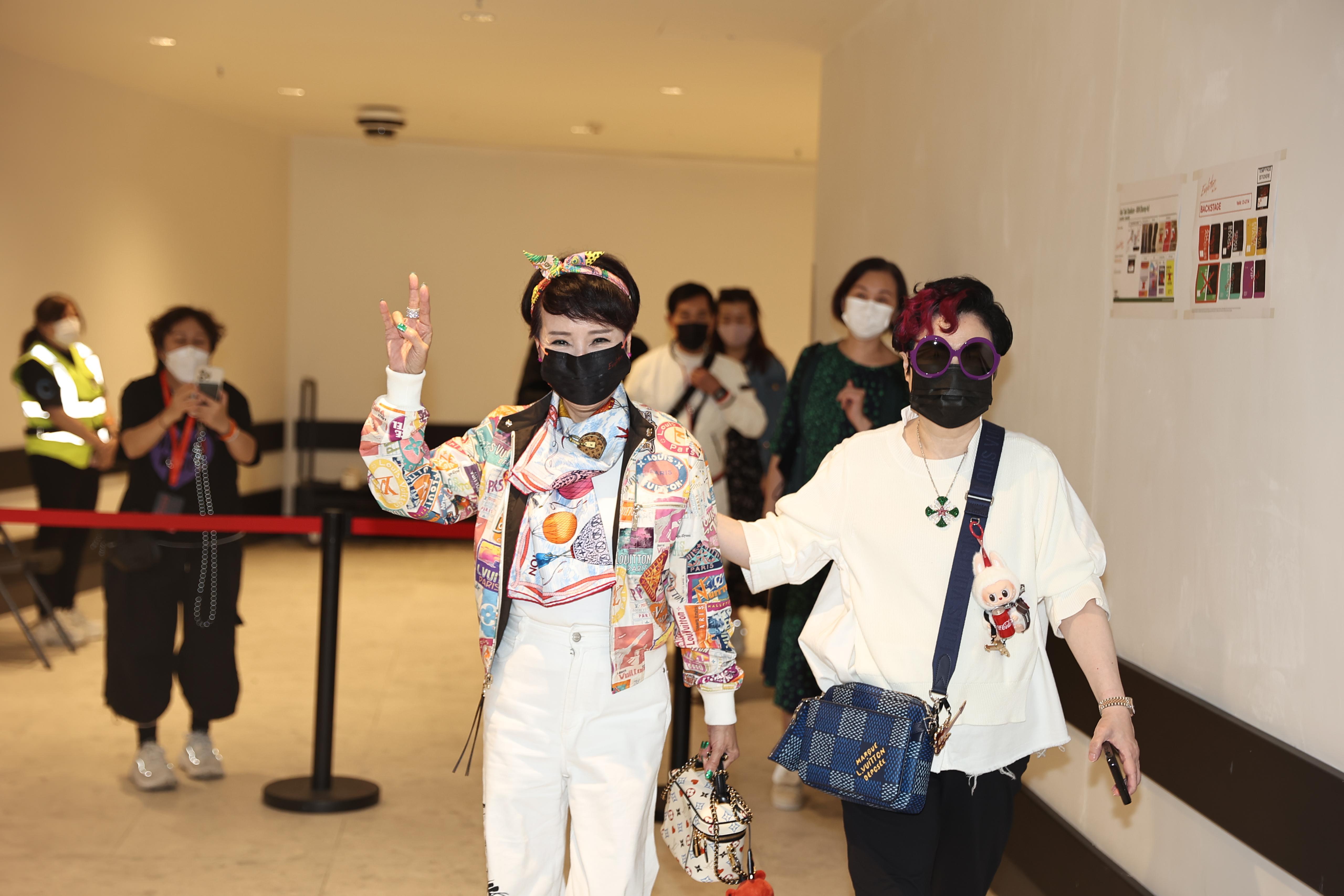 謝霆鋒媽咪狄波拉都有到場睇騷。