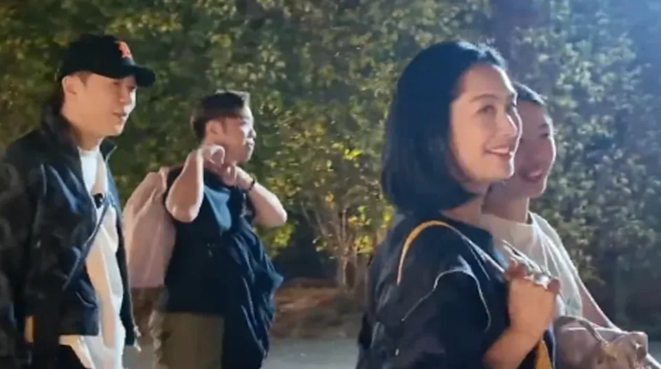 由於朱茵與女兒黃鶯顏值太吸睛,網民笑稱一時間認不出身後的黃貫中(左一)。(小紅書影片截圖)