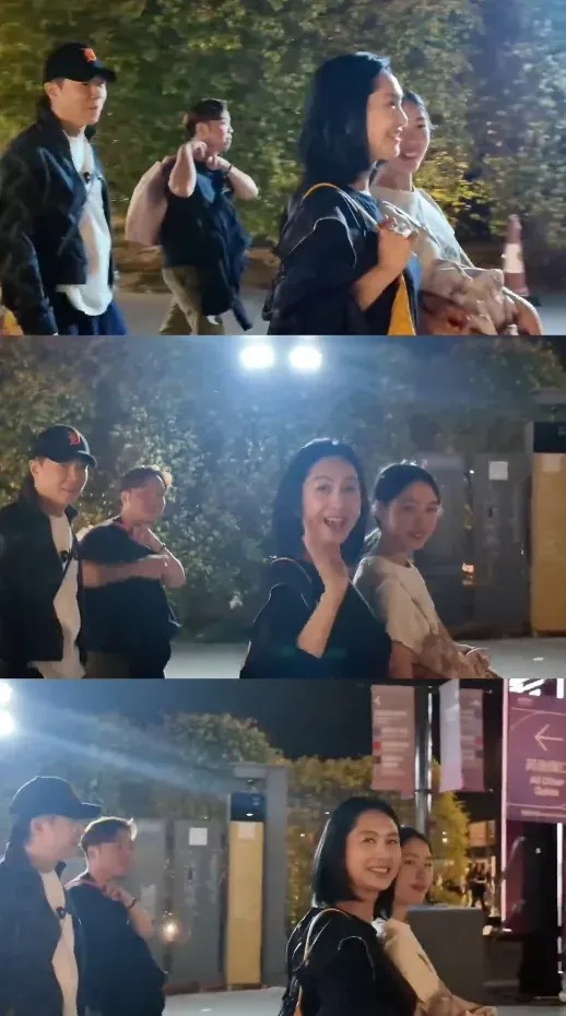 朱茵發現有人拍攝,親切地對鏡頭打招呼,而女兒黃鶯及丈夫黃貫中友善地點頭。(小紅書影片截圖)