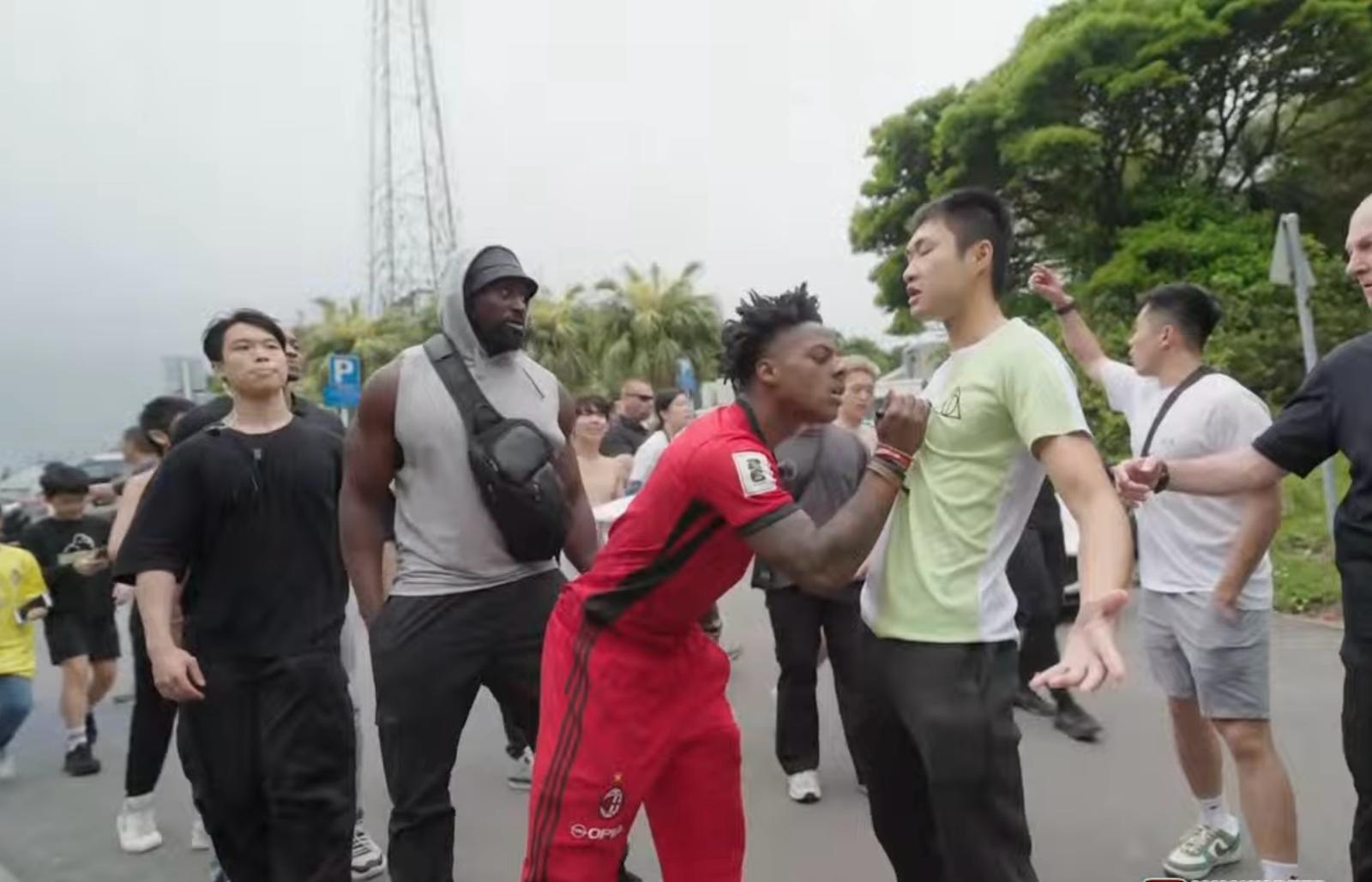 一路上,亦有不少粉絲前來索要簽名合照。