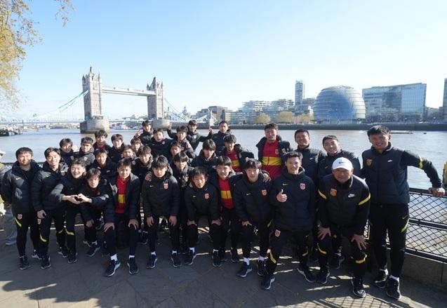 U15國少選拔隊參觀倫敦塔橋等地標,了解英國歷史文化。