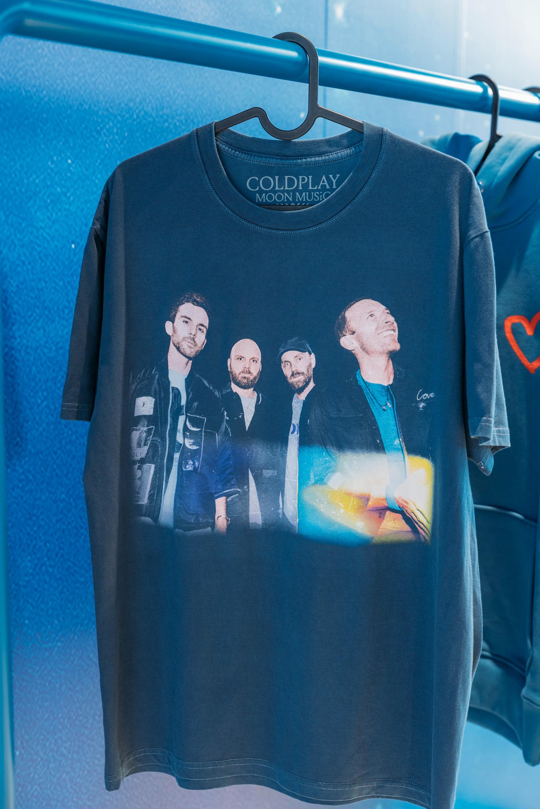 Coldplay Moon Music Pop-up at AIRSIDE帶來一系列巡演周邊商品。