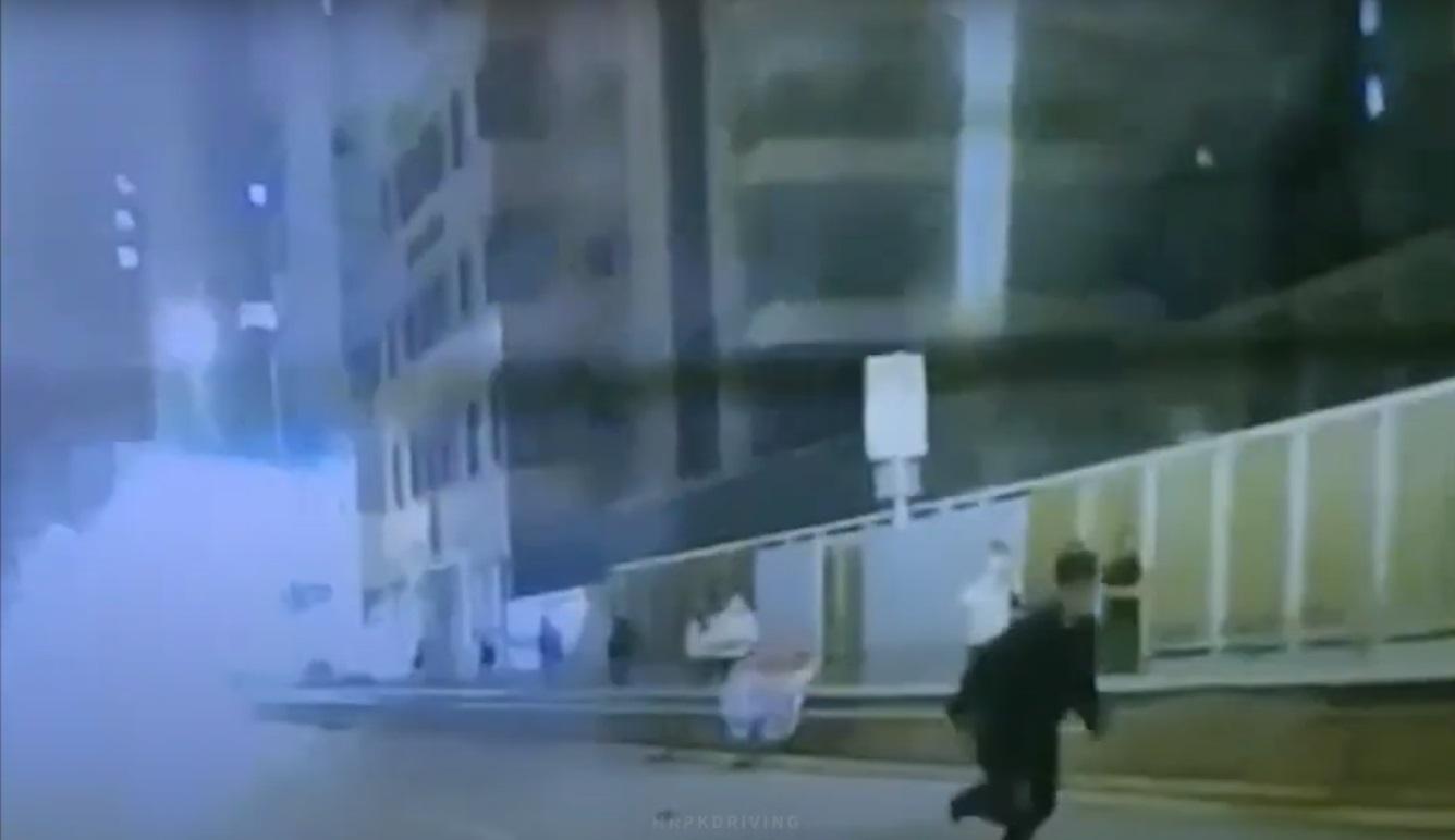 穿黑衫的司機在行車期間,突然跳車狂奔。(網片截圖/ 資料圖片)