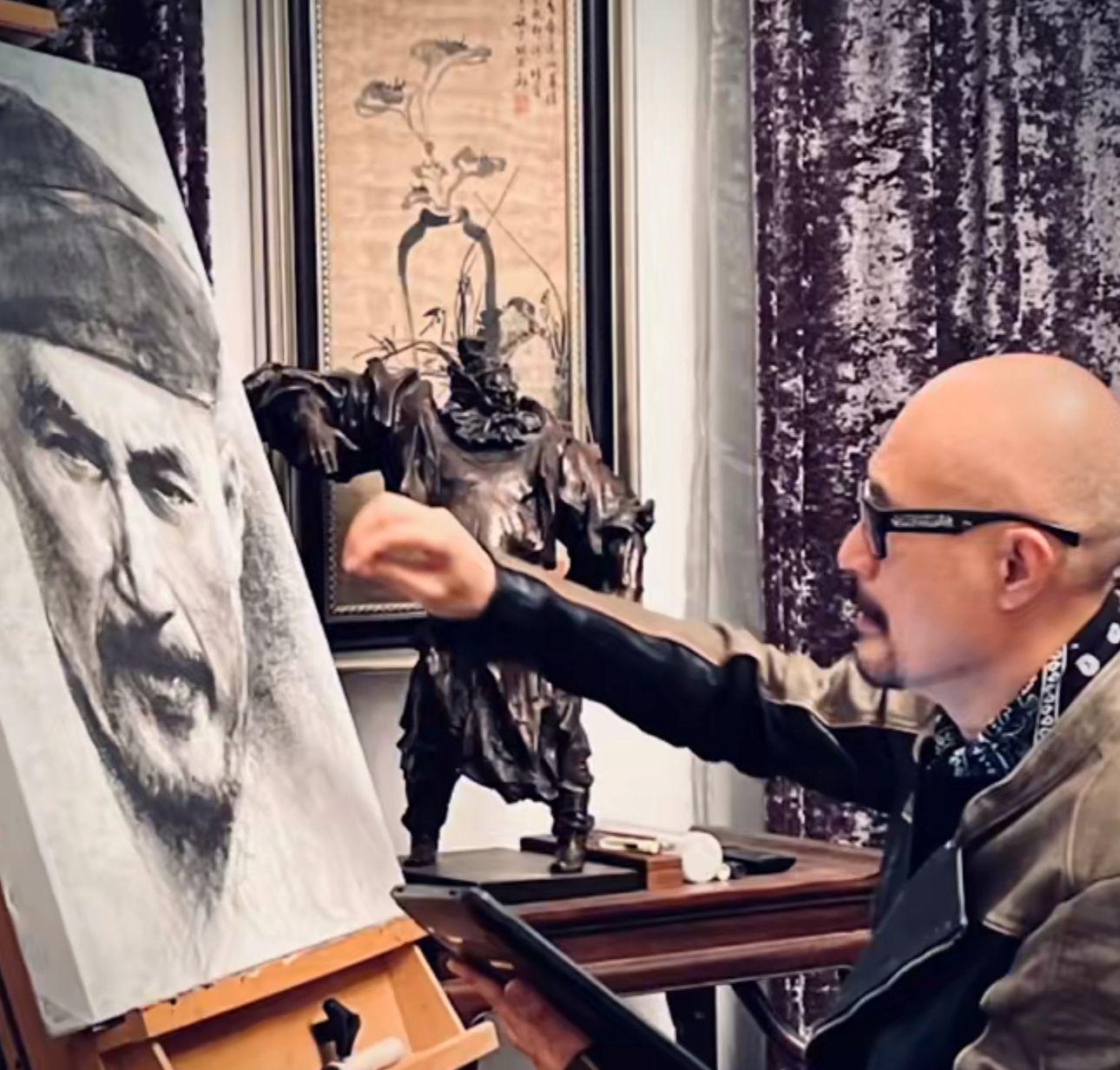 徐錦江在妻子支持下開設藝術工作室,靠繪畫讓病情好轉。