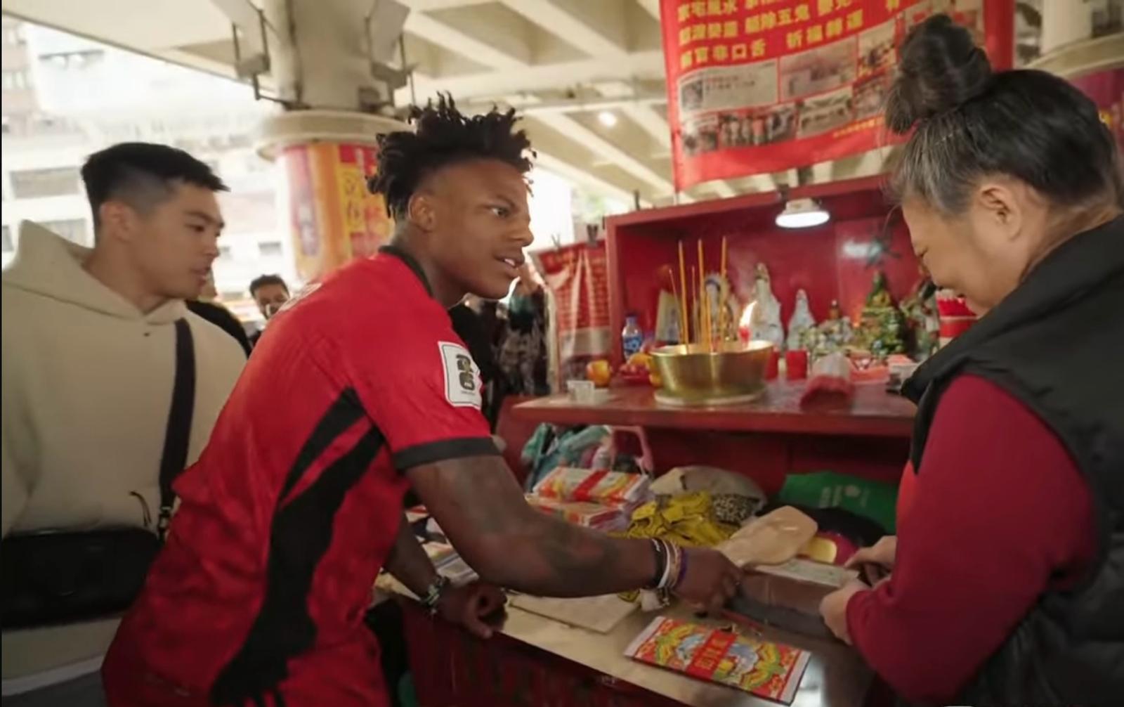 甲亢哥IShowSpeed現身鵝頸橋體驗打小人。