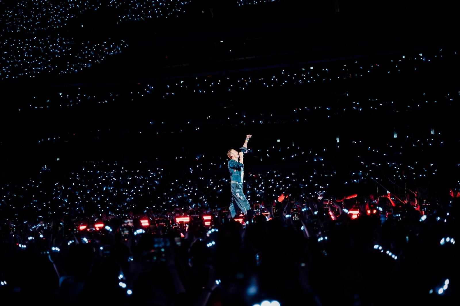 Chris Martin一出場就以廣東話「大家好」,向香港樂迷打招呼。