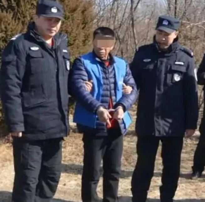 王男將爆裂物埋在胞弟墳頭,炸死3名姪女。(圖/翻攝自微博)