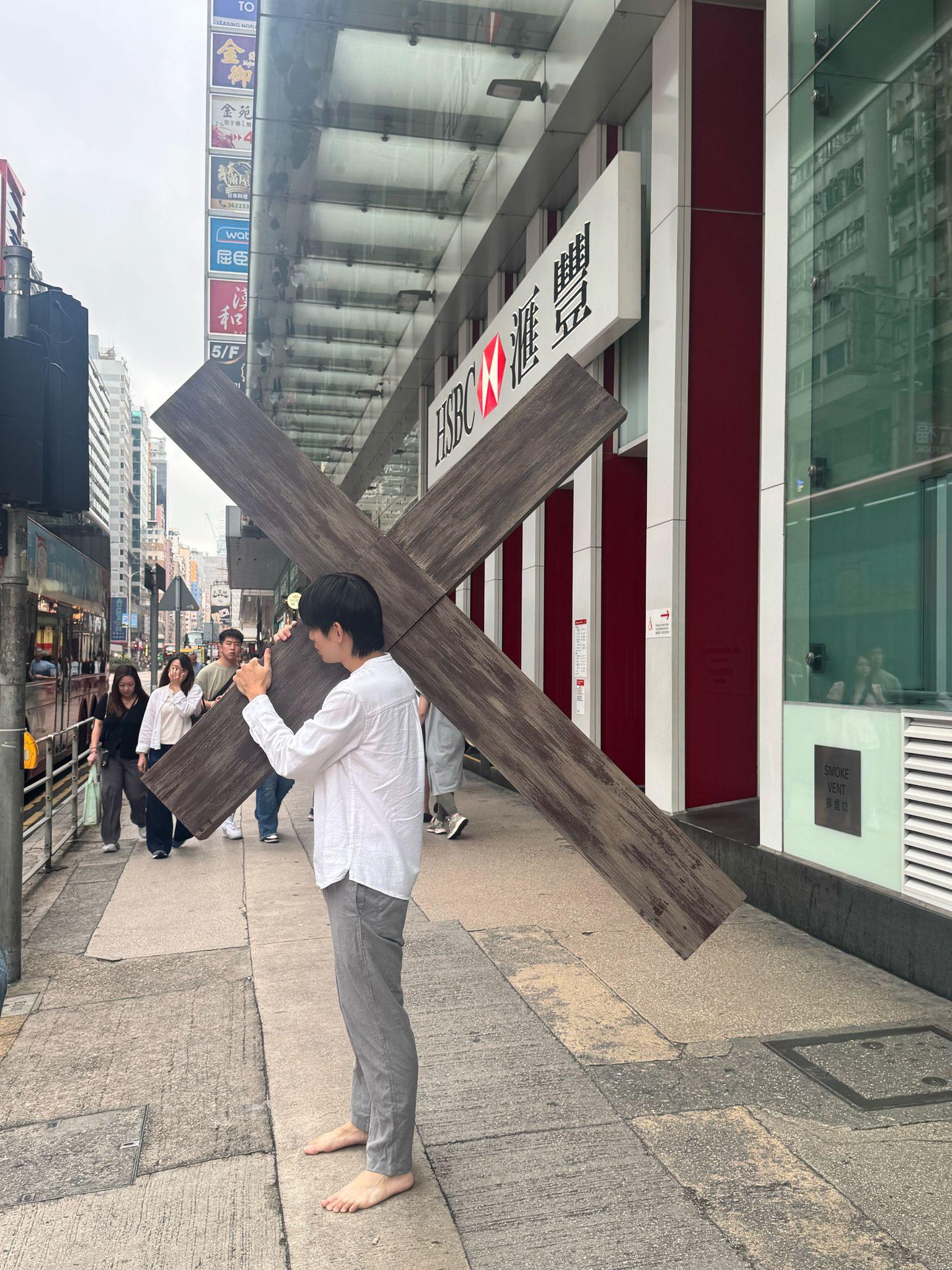 歐鎮灝孭起兩米高的巨型十字架,低頭赤腳現身鬧市。