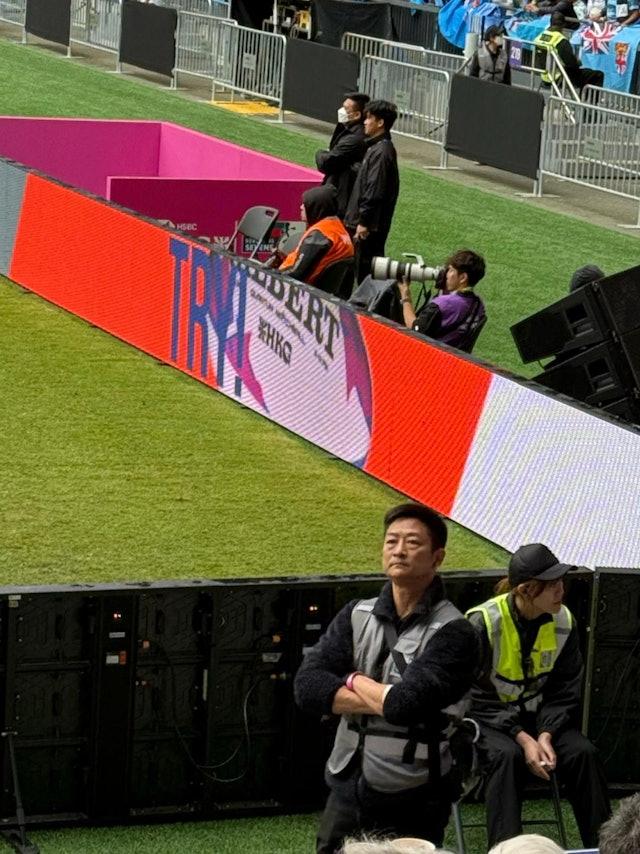 楊證樺日前現身七人欖球賽現場擔任保安工作,令人以為他轉行。(Threads圖片)