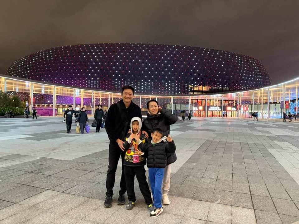 楊證樺有份投資的公司負責七人欖球賽的場內保安工作,太太沈可欣與兩名兒子到來支持。(facebook@楊證樺)