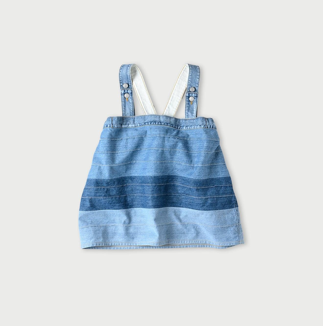 牛仔背心,有橫紋拼褶細節。$4,795