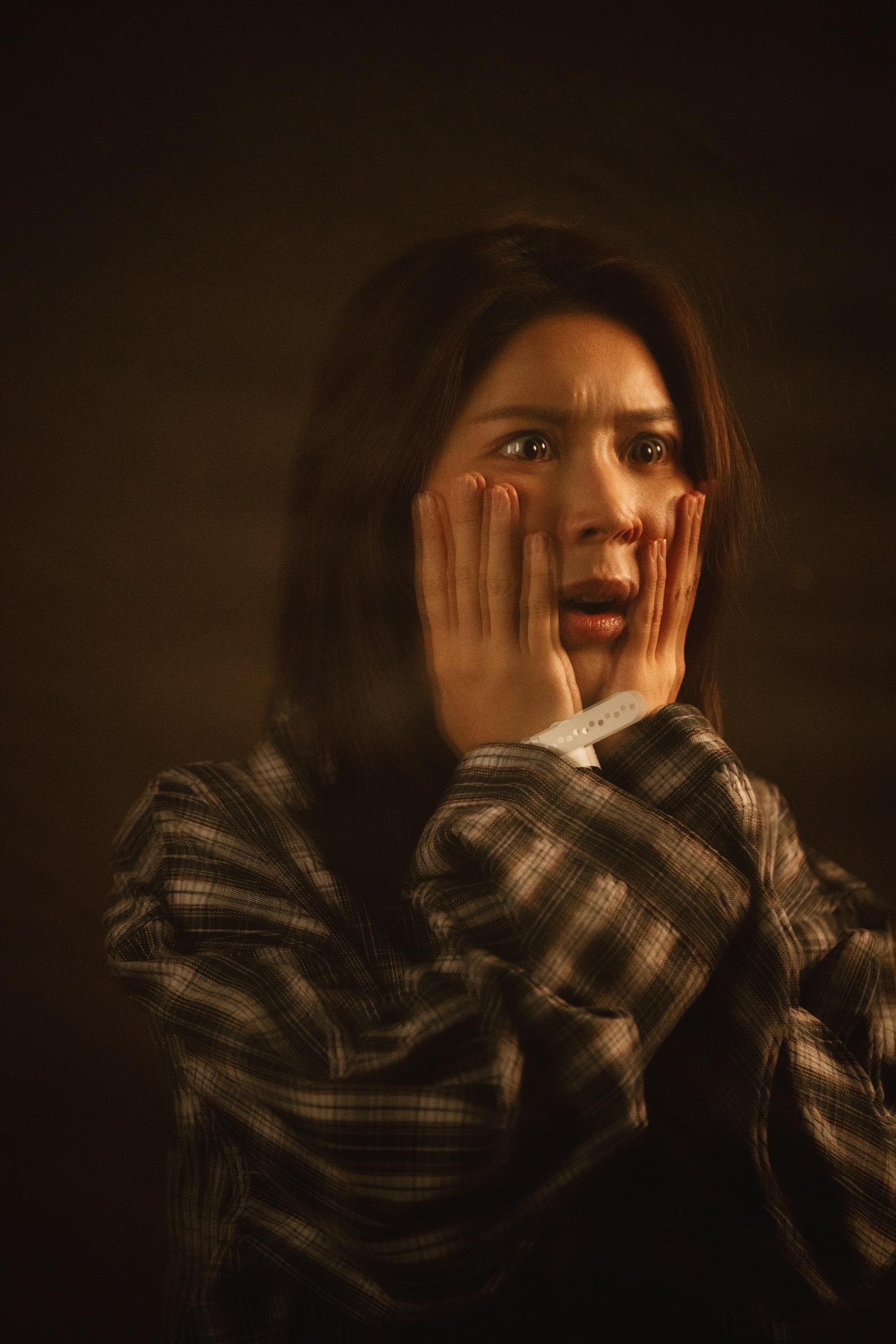 余香凝在《麻甩媽咪》演賢妻良母周暐程,意外被黃德斌演的麻甩的士司機上身。