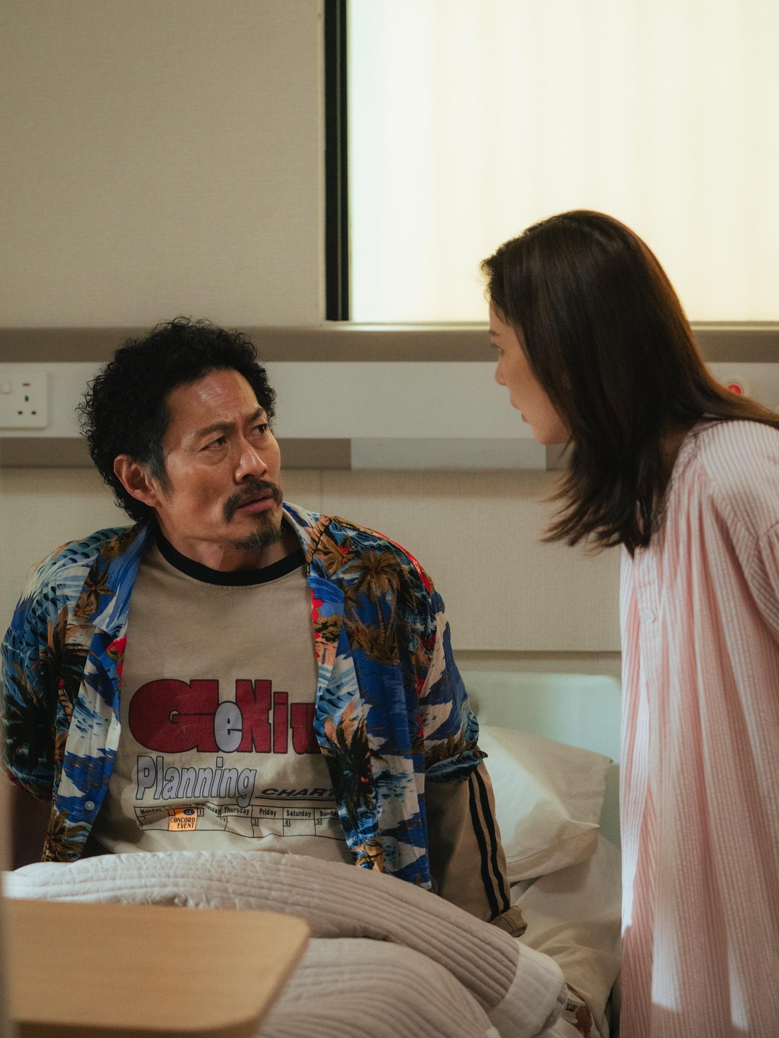 《麻甩媽咪》講述賢妻良母周暐程(余香凝飾),因一次交通意外,被黃德斌演的麻甩的士司機上身。