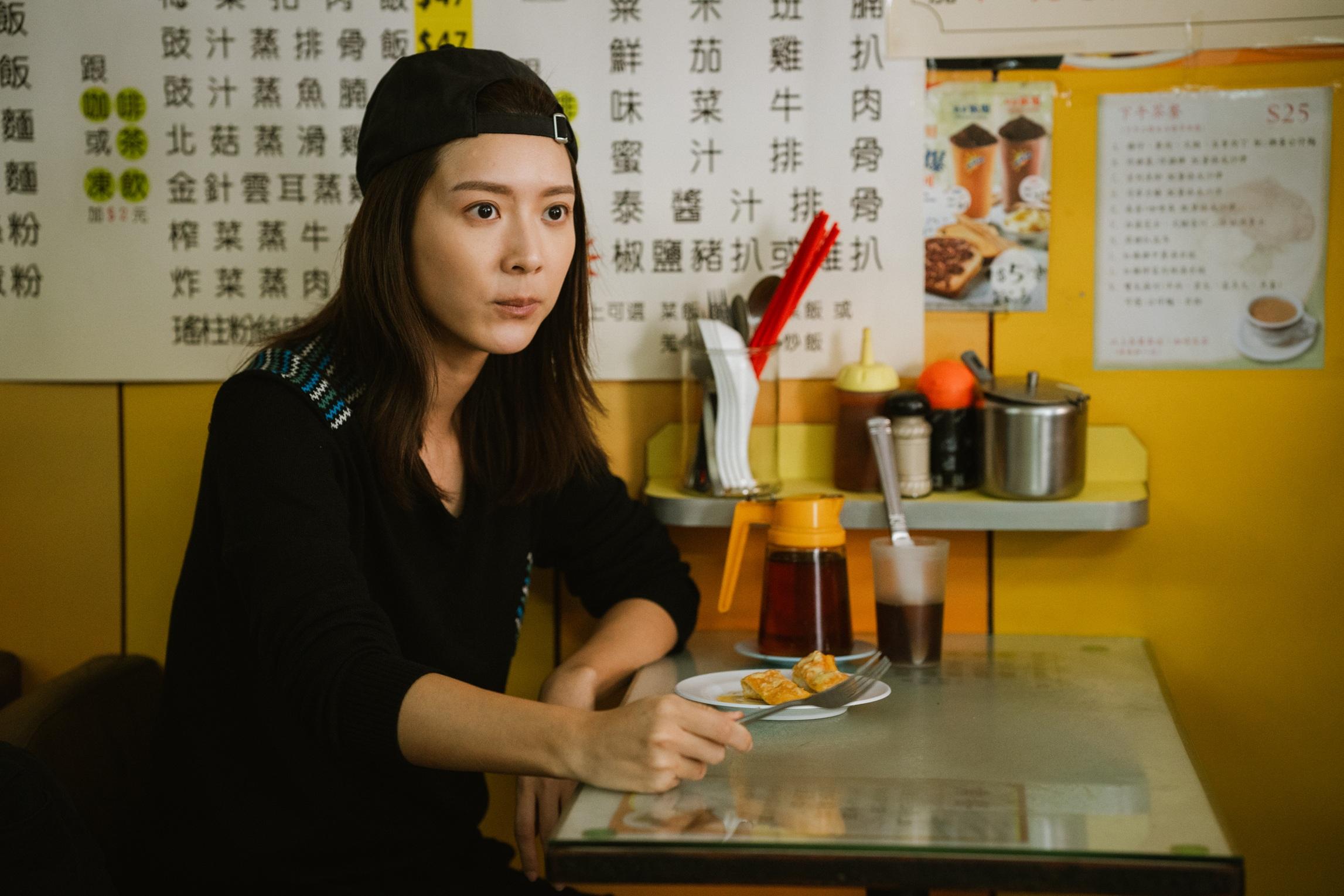 余香凝在《麻甩媽咪》要扮麻甩,感謝黃德斌示範,助她拿捏角色。