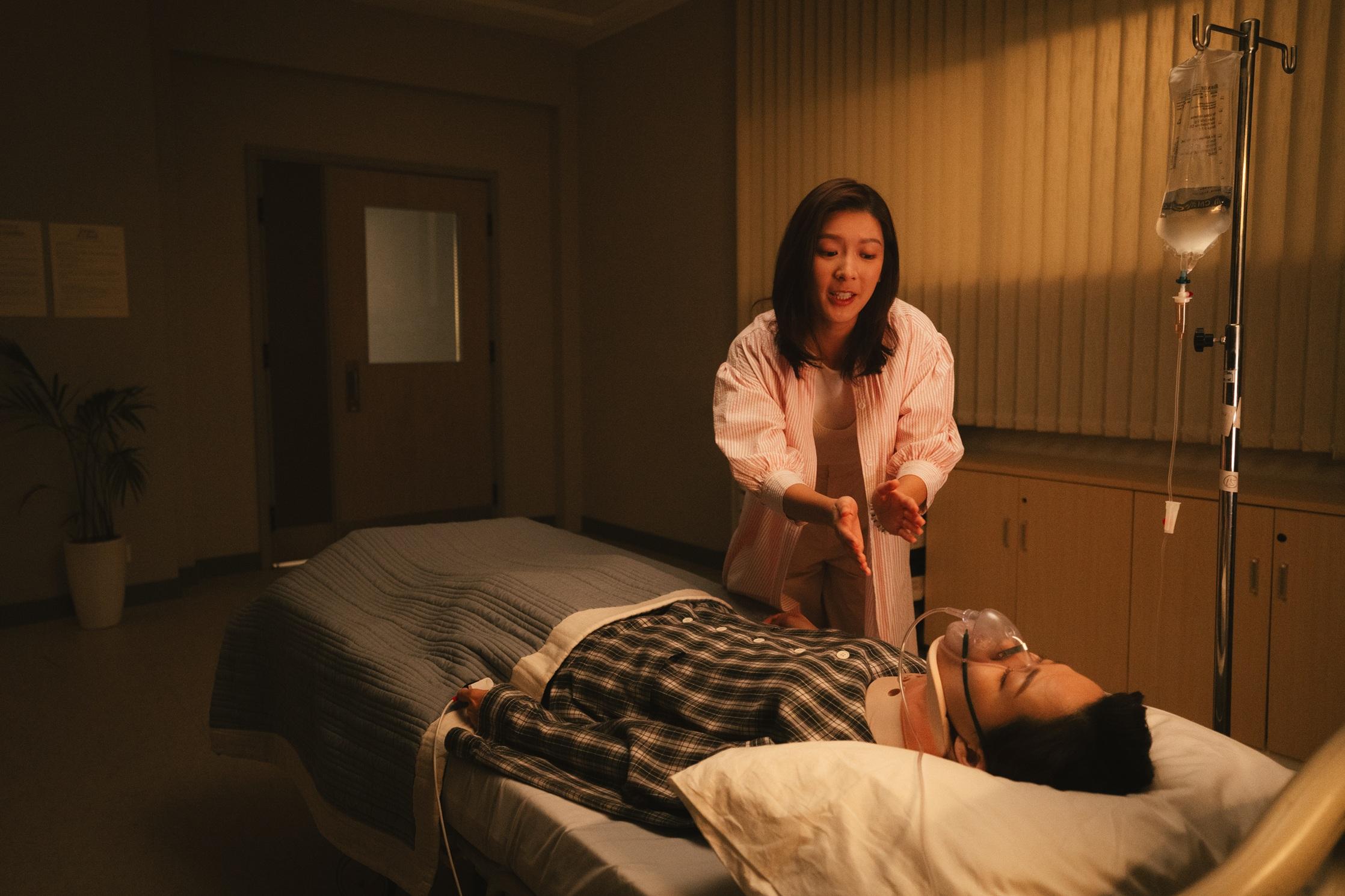 《麻甩媽咪》講述賢妻良母周暐程(余香凝飾),因一次交通意外,被黃德斌演的麻甩的士司機上身。