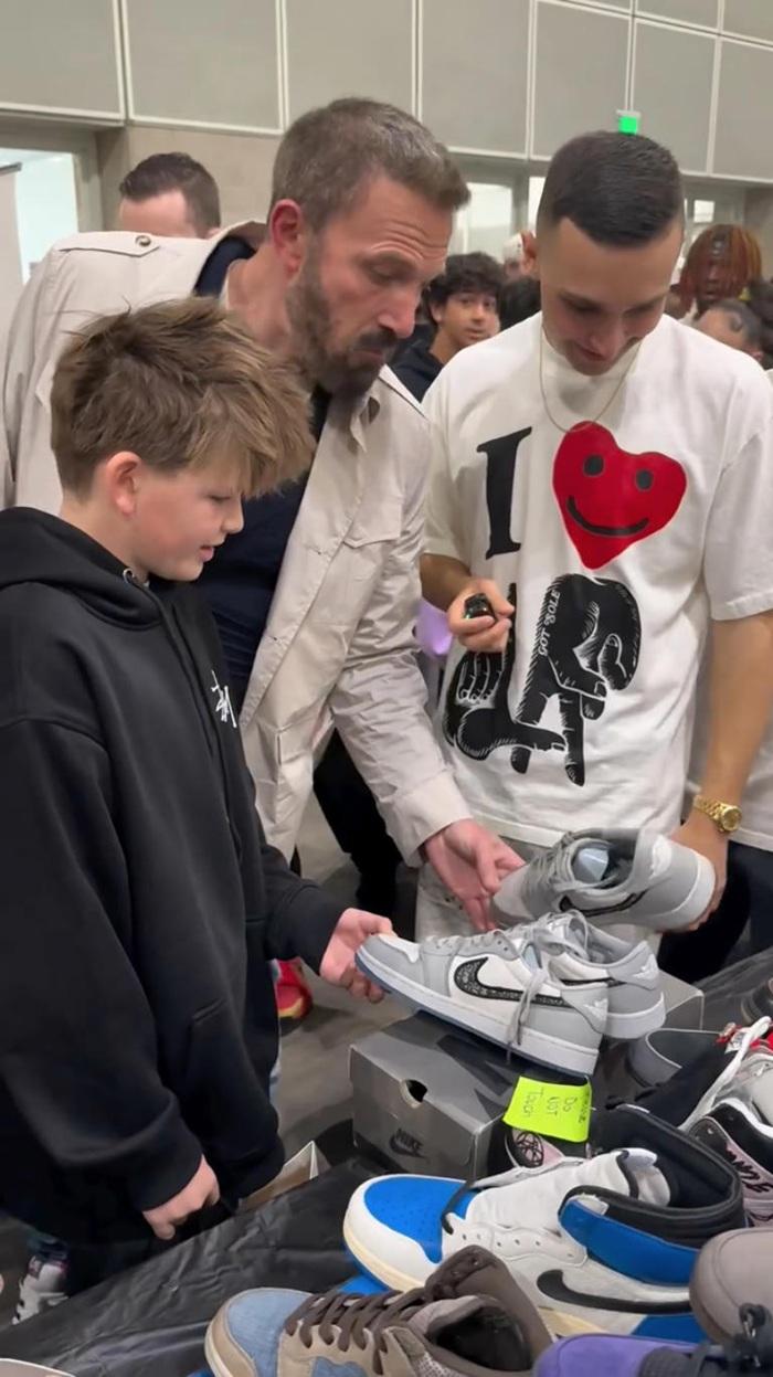 阿班上月同囝囝去波鞋市場睇鞋,就係睇中手中的Dior X Air Jordan。