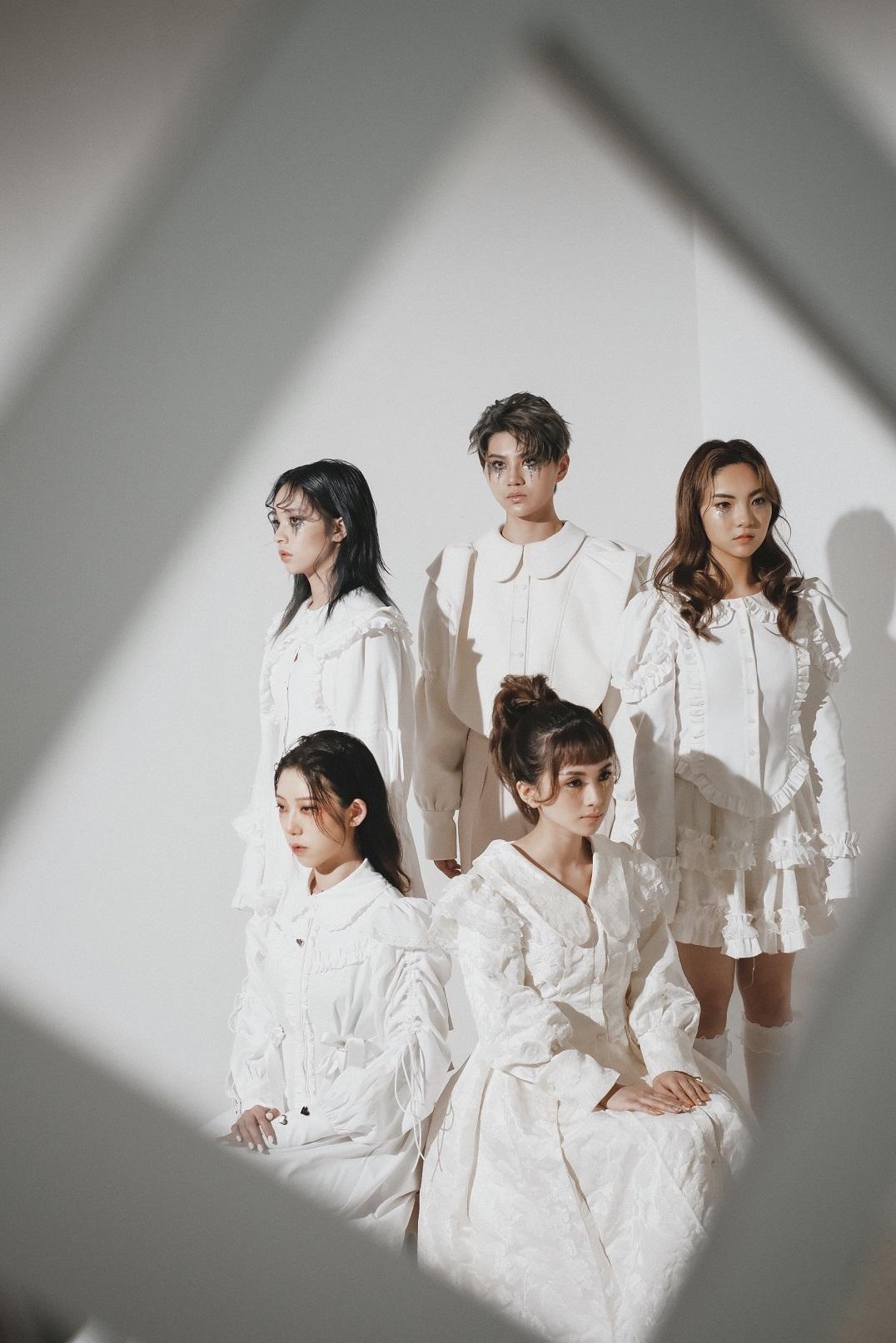 何榛綦(Natalie) 憑《全民造星IV》出道,是女團STRAYZ成員之一。