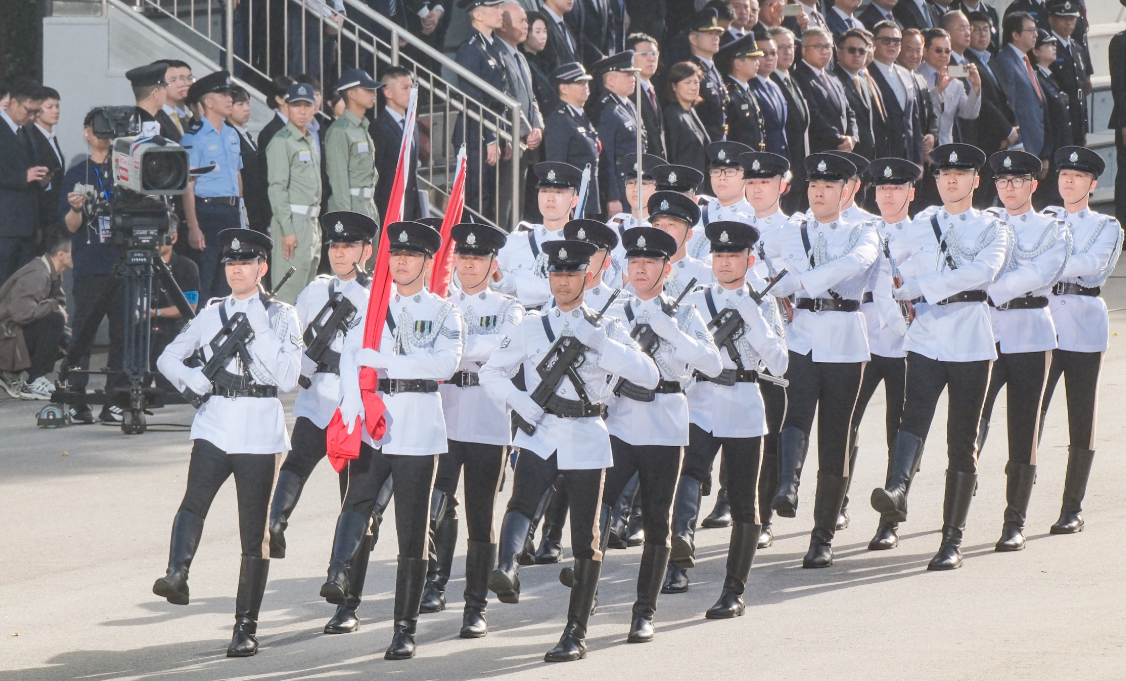 全民國家安全教育日,保安局帶領轄下紀律部隊在香港警察學院聯合舉行升旗儀式,由政務司司長陳國基主禮。(中通社)