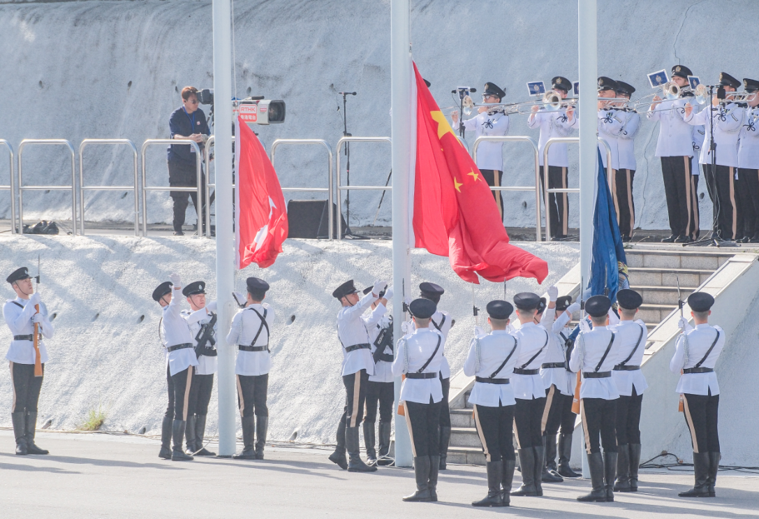 全民國家安全教育日,保安局帶領轄下紀律部隊在香港警察學院聯合舉行升旗儀式,由政務司司長陳國基主禮。(中通社)