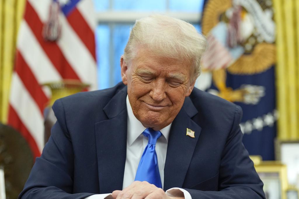 特朗普百日開局支持率,創下80年來美國歷任總統新低。(AP)