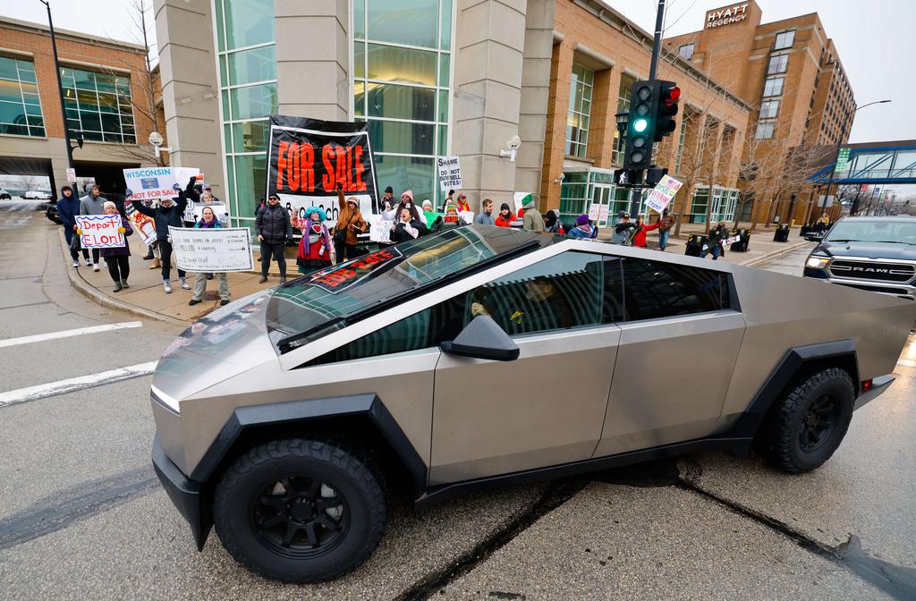 馬斯克涉政後多次發表言論惹爭議。(AP)