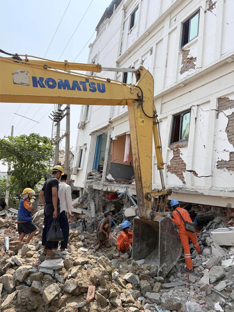 緬甸地震災情慘重,圖為救援人員周一在曼德勒一間倒塌酒店搜索生還者。(美聯社)