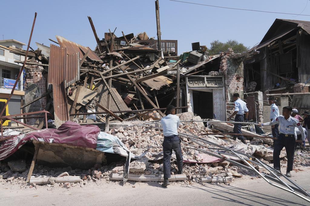 緬甸地震災情,圖為緬甸軍方搜救隊周二在內比都瓦礫堆中搜索。(美聯社)