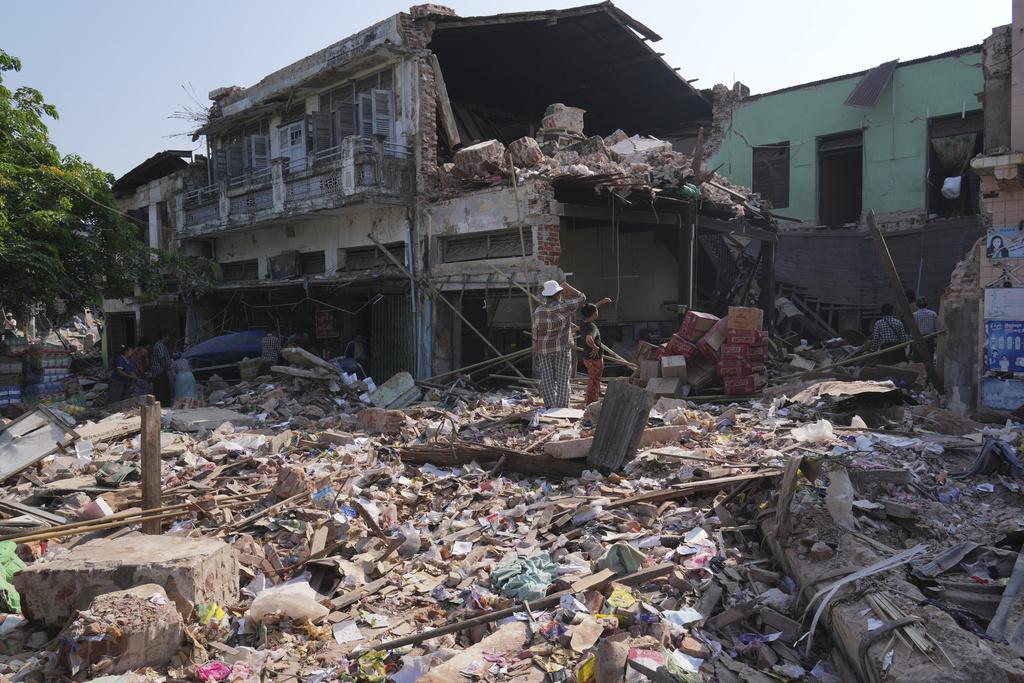 緬甸地震災情,圖為內比都居民周二返回倒塌的住處查看。(美聯社)