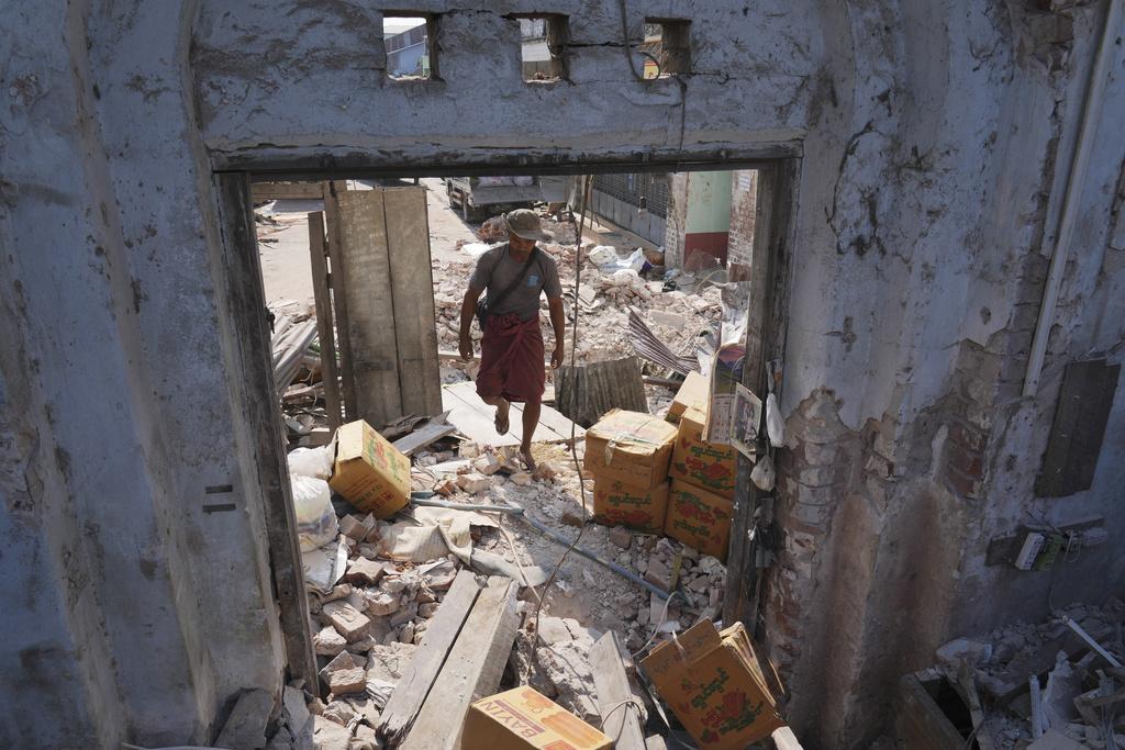 緬甸地震災情慘重,圖為內比都倒塌樓房。(美聯社)