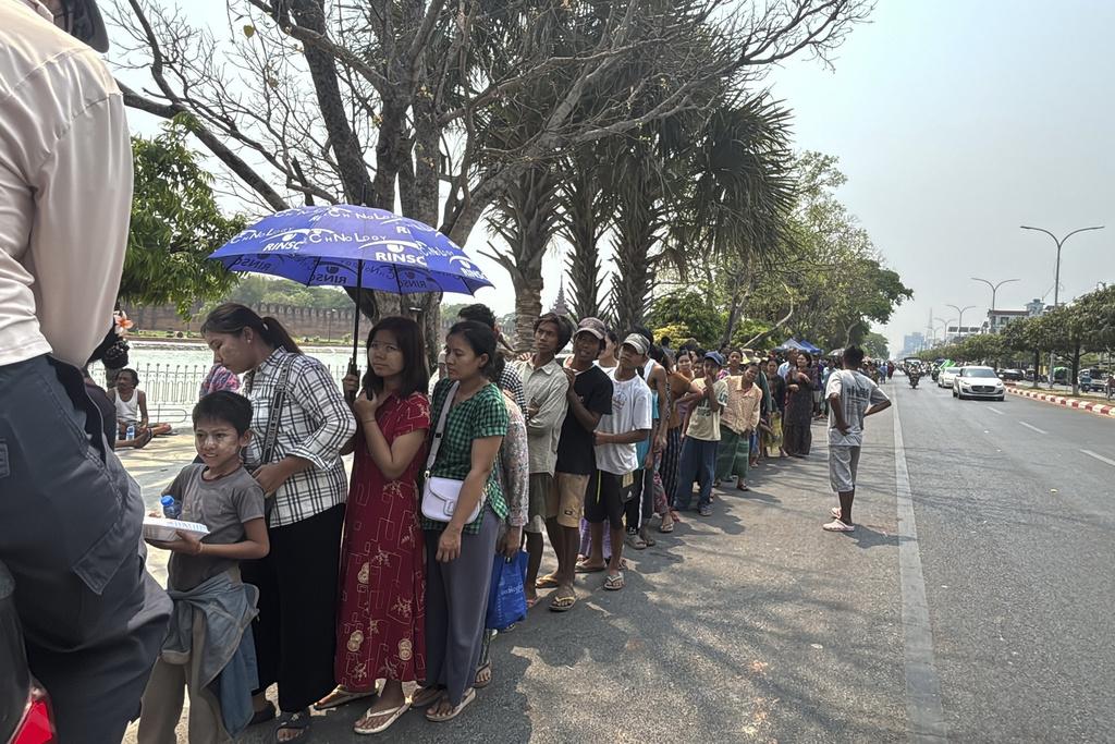 緬甸地震,圖為曼德勒災民周二排隊領取糧食。(美聯社)