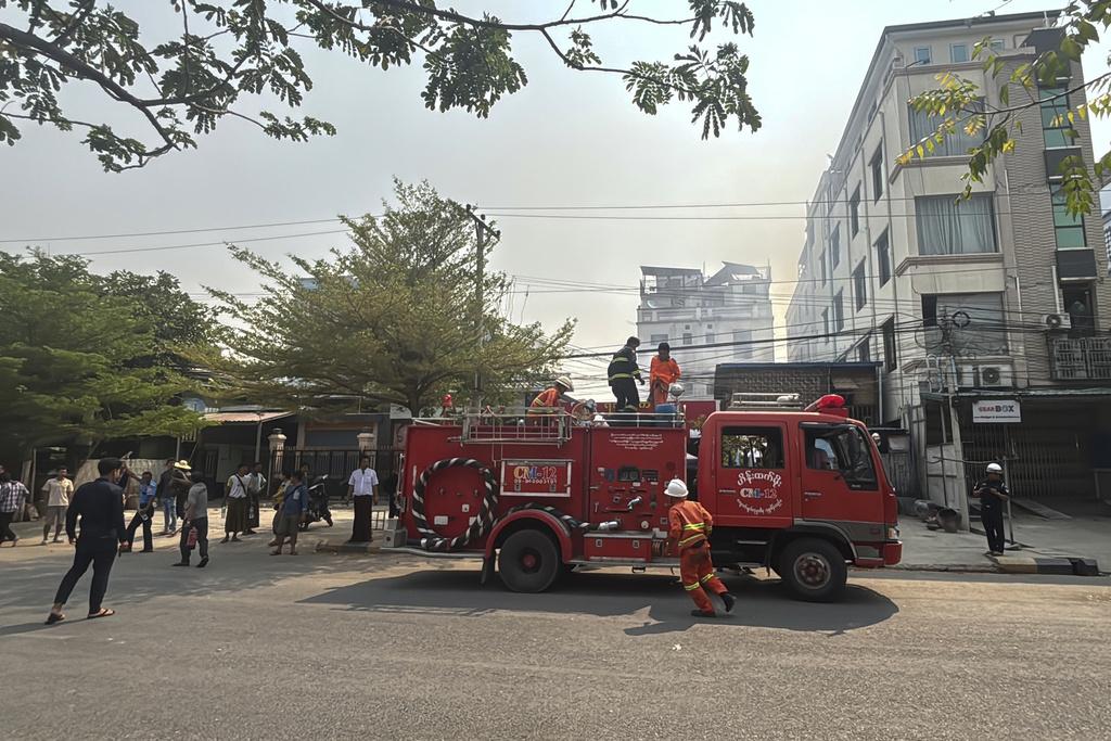 緬甸地震,圖為曼德勒周二有房屋起火,消防員到場救火。(美聯社)