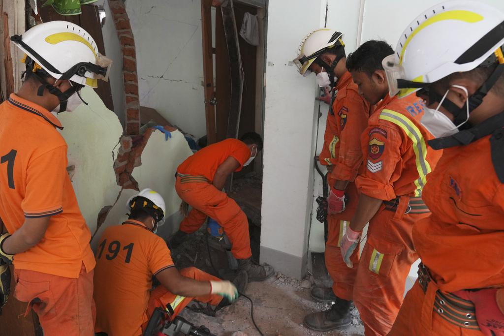 緬甸地震,圖為救援隊周二在內比都倒塌房屋裡搜救。(美聯社)