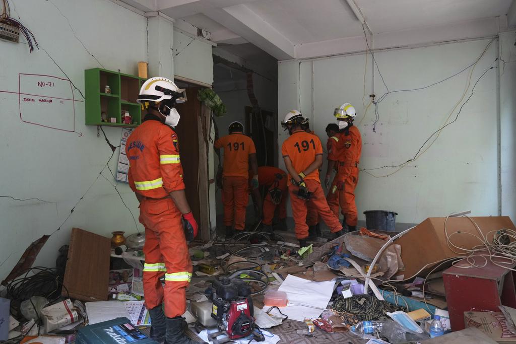 緬甸地震,圖為救援隊周二在內比都倒塌房屋裡搜救。(美聯社)