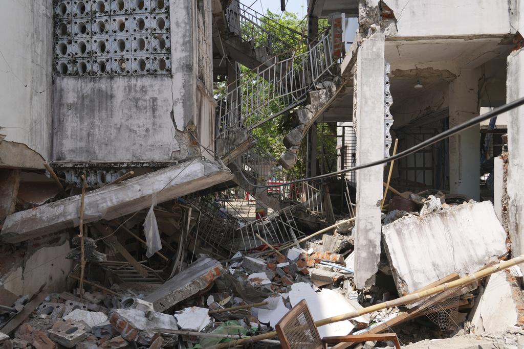 緬甸地震,圖為內比都一幢倒塌房屋。(美聯社)
