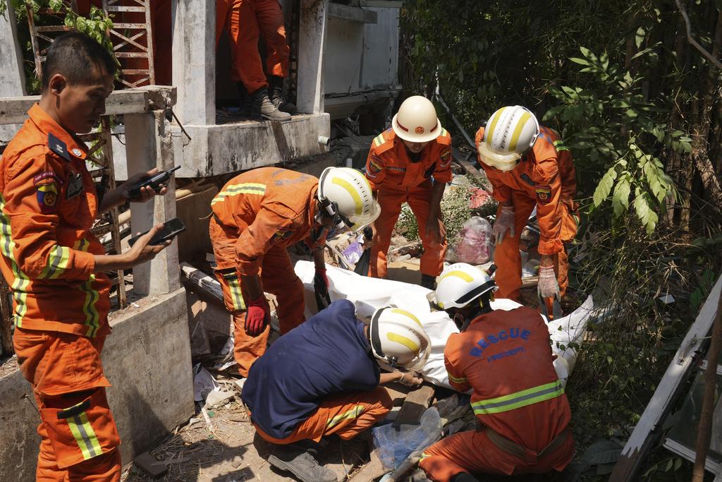 緬甸地震,圖為救援隊周二在內比都倒塌房屋搜索,發現遺體。(美聯社)
