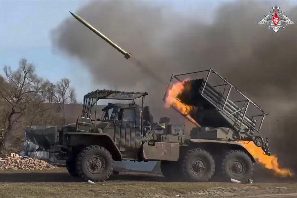 俄羅斯國防部周三發布的照片可見,俄軍動用「Grad」122毫米口徑多重火箭炮攻擊烏克蘭據點。(美聯社)