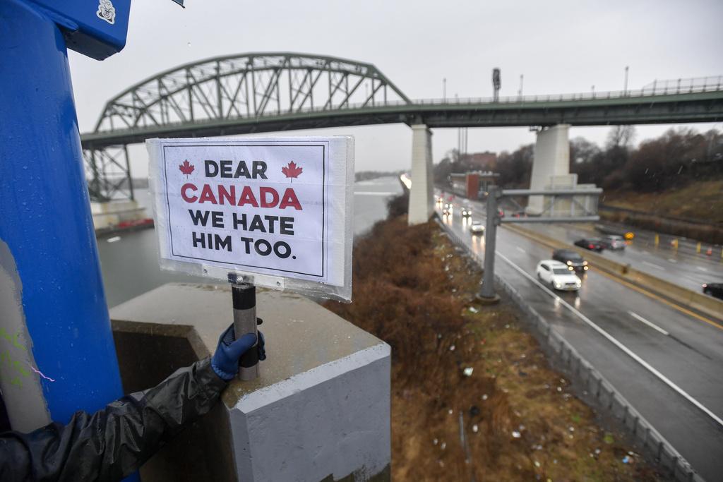 美國民眾近日在紐約州水牛城遊行, 聲援加拿大。(美聯社)